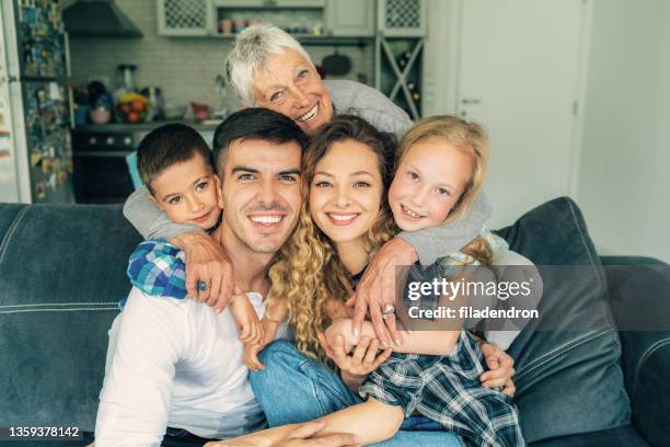 familienportrait - osteuropäischer abstammung stock-fotos und bilder
