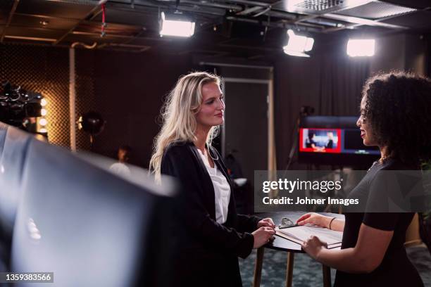 female news anchors in studio - estúdio de televisão imagens e fotografias de stock