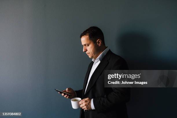 businesswoman using cell phone - coffee break office stock pictures, royalty-free photos & images