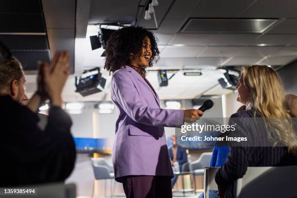 tv show host interviewing audience member - tv host - fotografias e filmes do acervo