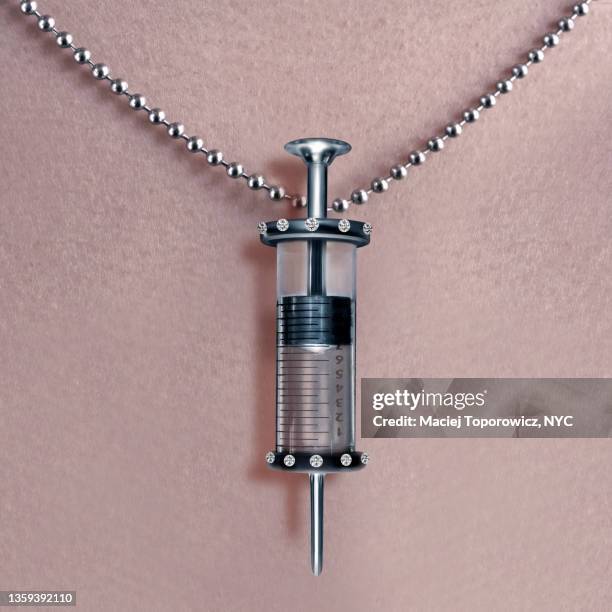 view of the  syringe necklace with diamonds on a neck. - skin diamond stockfoto's en -beelden