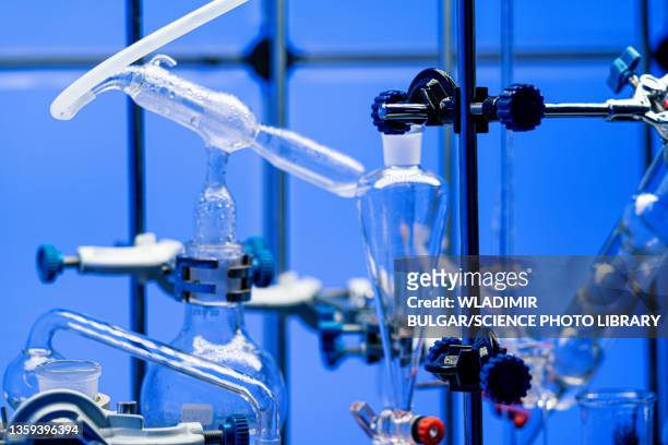 equipment for distillation of volatile liquid fractions - destillation stock-fotos und bilder