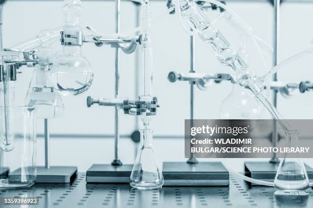 chemistry apparatus - laboratoriumglas stockfoto's en -beelden
