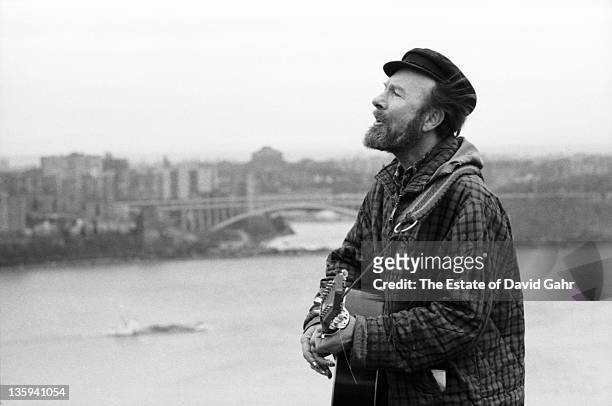 Folk singer Pete Seeger poses for a portrait on the Palisades in April 1971 in New York City, New York.
