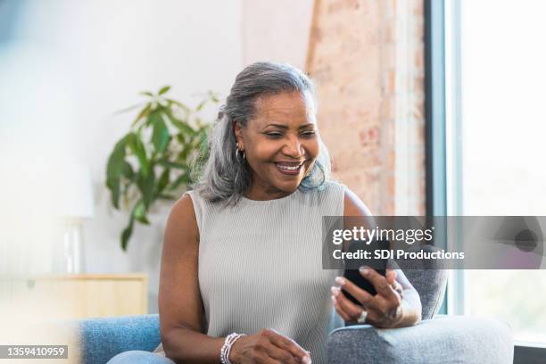 senior geschäftsfrau mit schönem lächeln macht selfie - happy smile with phone stock-fotos und bilder