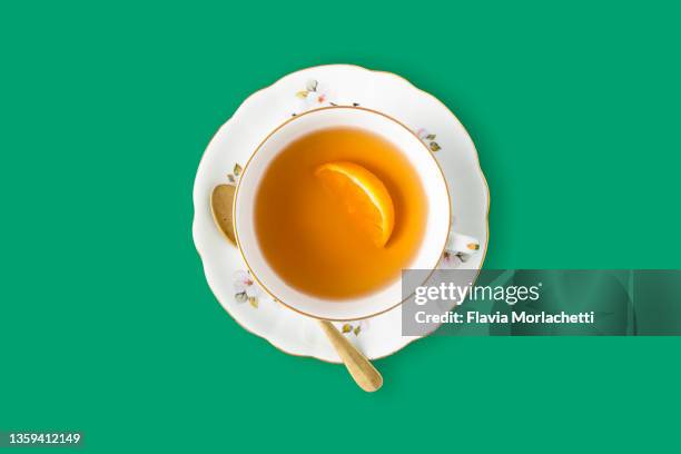 cup of tea with lemon - tea cup overhead view photos et images de collection