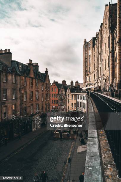 victoria street in edinburgh, scotland - edinburgh scotland autumn stock pictures, royalty-free photos & images