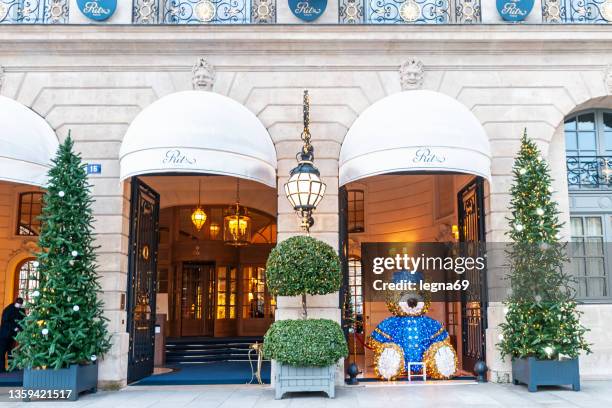 パリ : クリスマスの装飾が施されたリッツの高級ホテルの入口、ヴァンドーム広場 - intercontinental paris grand ストックフォトと画像