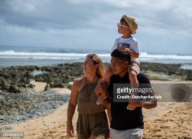multiracial family walks beach - philippines family 個照片及圖片檔