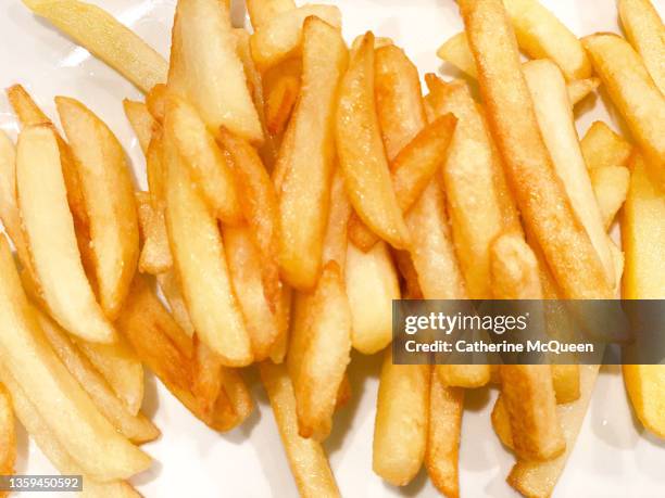 ready to eat: heap of fresh french fries - frites stock pictures, royalty-free photos & images