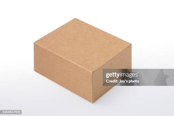 brown box on white background with clipping path - caixa de papelão - fotografias e filmes do acervo