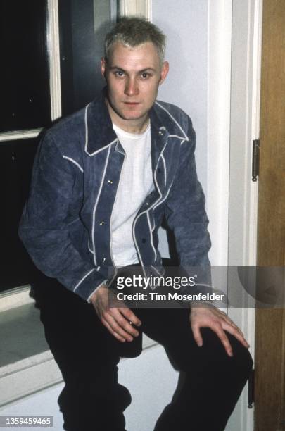 David Gray poses performs at Dinkelspiel Auditorium on September 30, 1994 in Palo Alto, California.