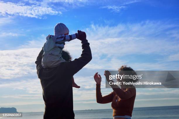 father carry new family on his shoulders - 肩車 ストックフォトと画像