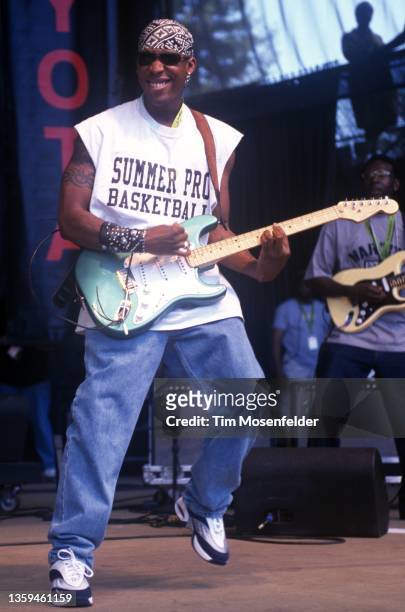 Raphael Saadiq of Lucy Pearl performs during KMEL Summer Jam at Shoreline Amphitheatre on August 12, 2000 in Mountain View, California.