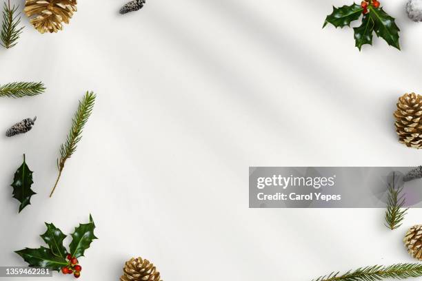 christmas composition. gifts, fir tree branches, red decorations on white background. christmas, winter, new year concept. flat lay, top view - decoración navideña fotografías e imágenes de stock