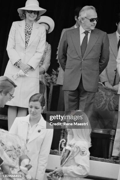 La princesse Grace de Monaco et le prince Rainier au Grand Prix de Monte-Carlo ou la princesse Caroline remet la coupe du Grand Prix Féminin à Marie...