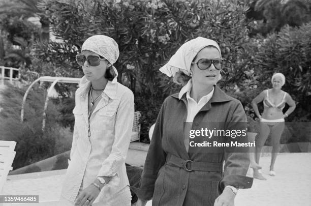 La princesse Grace de Monaco et sa fille, la princesse Caroline à la piscine de Monaco pour les compétitions annuelles de natation pour les jeunes.