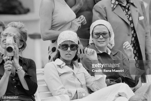 La princesse Grace de Monaco et sa fille, la princesse Caroline à la piscine de Monaco pour les compétitions annuelles de natation pour les jeunes.