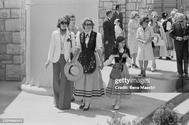 La princesse Grace de Monaco et ses trois enfants, la princesse Stephanie, la princesse Caroline et le prince Albert, endossèrent des costumes...