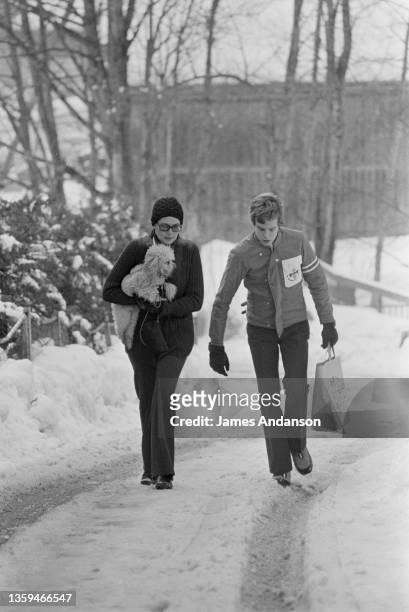 La princesse Grace de Monaco avec son fils, le prince Albert en promenade pendant leurs vacances aux sports d’hiver à Gstaadt, en Suisse.
