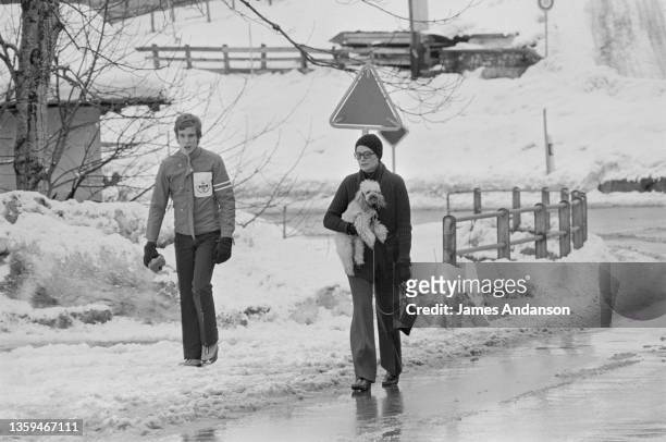 La princesse Grace de Monaco avec son fils, le prince Albert en promenade pendant leurs vacances aux sports d’hiver à Gstaadt, en Suisse.