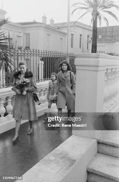 La princesse de Monaco avec ses deux filles, la princesse Caroline et la princesse Stephanie arrivant à la Croix Rouge Monégasque, ou elle ira...