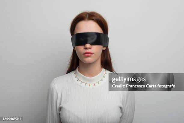 blindfold - blinddoek stockfoto's en -beelden