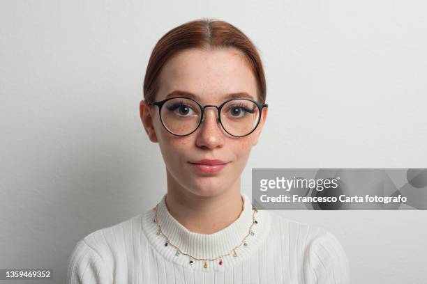 woman with freckles and glasses - frau gesicht frontal stock-fotos und bilder