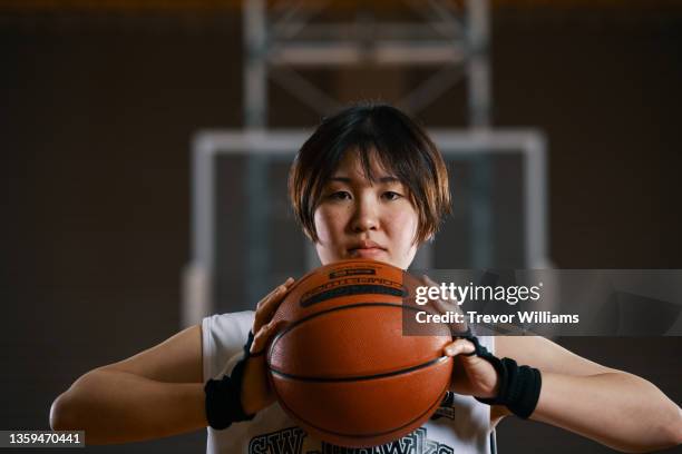 portrait of a japanese female college basketball player - baloncesto femenino fotografías e imágenes de stock