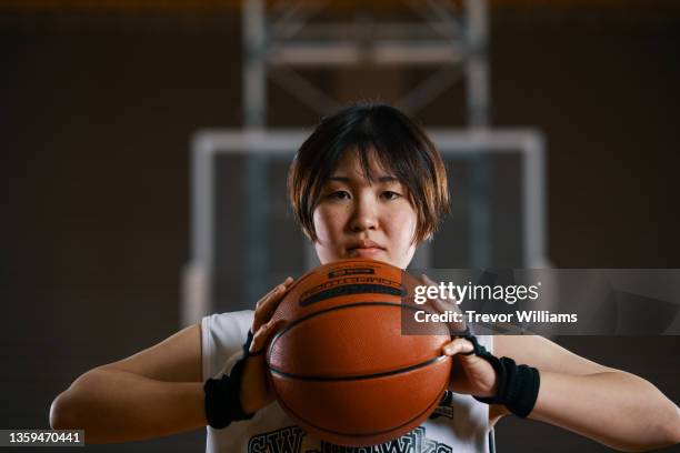 portrait of a japanese female college basketball player - women's basketball stockfoto's en -beelden