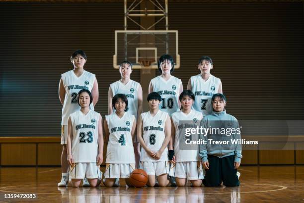 team of young female college basketball players - college basketball player stock pictures, royalty-free photos & images
