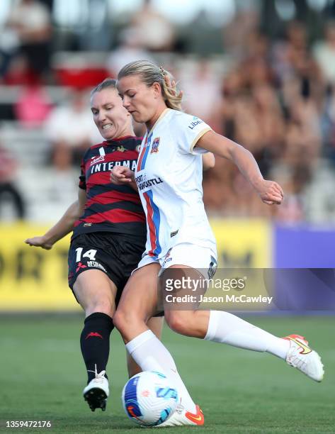 Sophie Harding of the Jets is challenged by Clare Hunt of the Wanderers during the round three A-League Womens match between Western Sydney Wanderers...