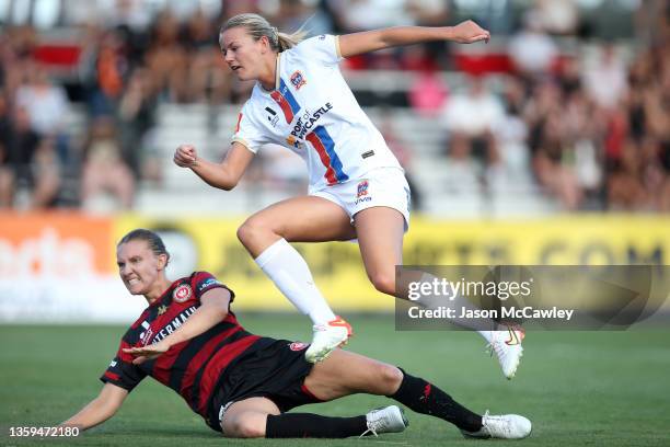 Sophie Harding of the Jets is challenged by Clare Hunt of the Wanderers during the round three A-League Womens match between Western Sydney Wanderers...