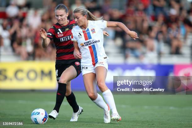 Sophie Harding of the Jets is challenged by Clare Hunt of the Wanderers during the round three A-League Womens match between Western Sydney Wanderers...