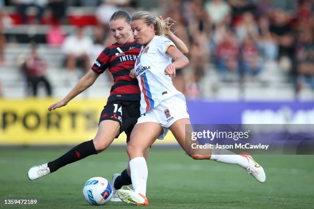 Sophie Harding of the Jets is challenged by Clare Hunt of the Wanderers during the round three A-League Womens match between Western Sydney Wanderers...