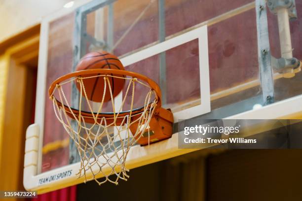 basketball going into a basketball hoop - basketbalcompetitie stockfoto's en -beelden