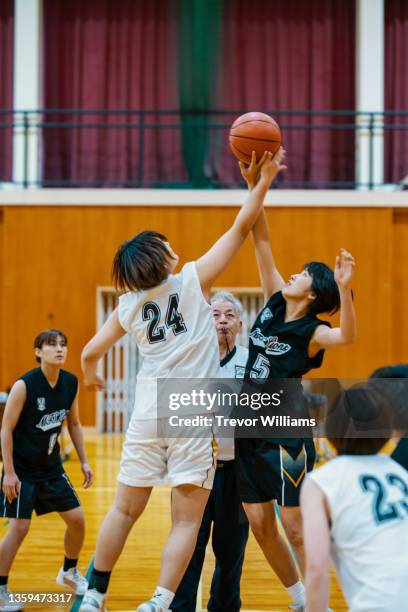 japanese female college basketball players about to tip-off before a game - スポーツ用語 ストックフォトと画像