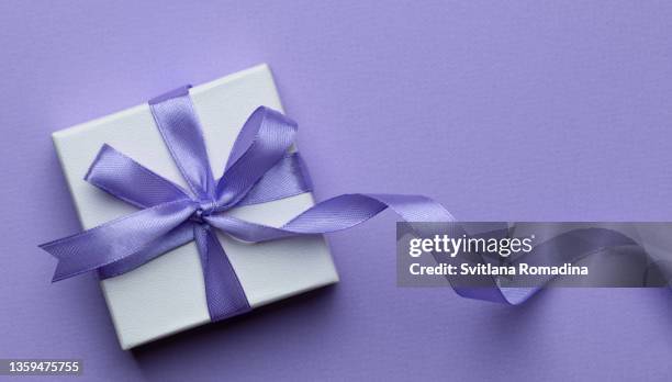 gift box. pantone color of the year 2022. very peri - build presents the cast of king arthur legend of the sword stockfoto's en -beelden