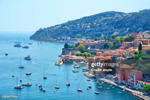 villefranche-sur-mer sulla riviera francese - nizza foto e immagini stock