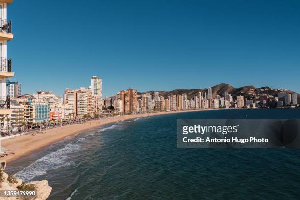 panoramic view of the levante beach and its buildings from a viewpoint. benidorm, alicante. - benidorm photos et images de collection
