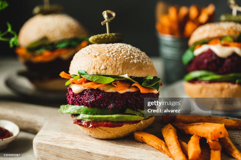 Comida vegana servida como hambúrguer vegano de beterraba