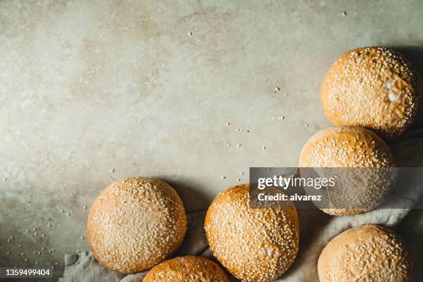 bollos de pan de sésamo - bun fotografías e imágenes de stock