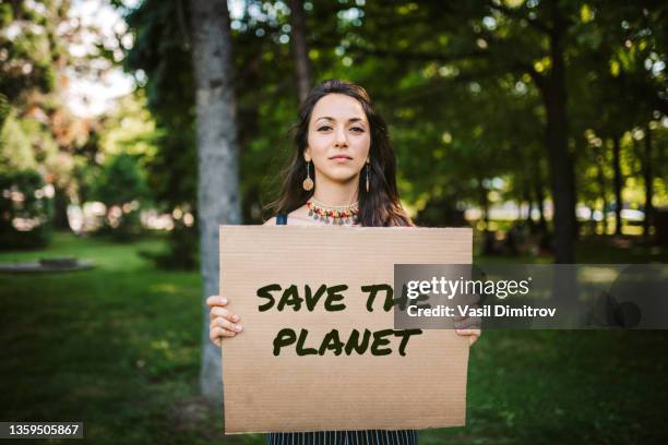 junger aktivist / demonstrant. umweltschutz / protest gegen den klimawandel - aktivist stock-fotos und bilder