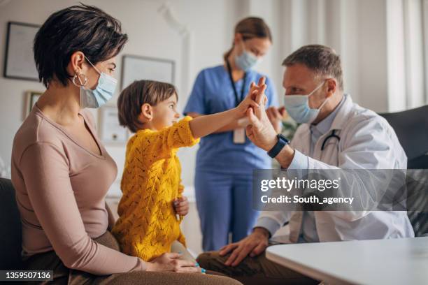 mother and daughter at the pediatrician - cute nurses stockfoto's en -beelden