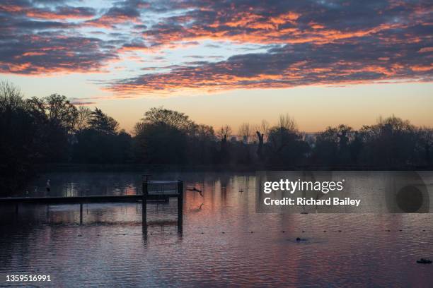 the men's swimming pond at hampstead heath, london - hampstead stockfoto's en -beelden