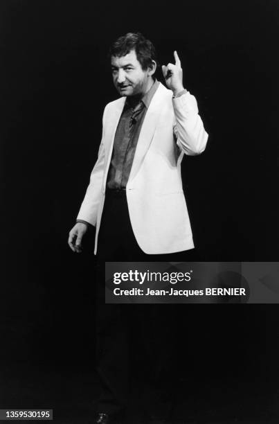 Pierre Desproges sur scène au théâtre Fontaine à Paris le 11 janvier 1984