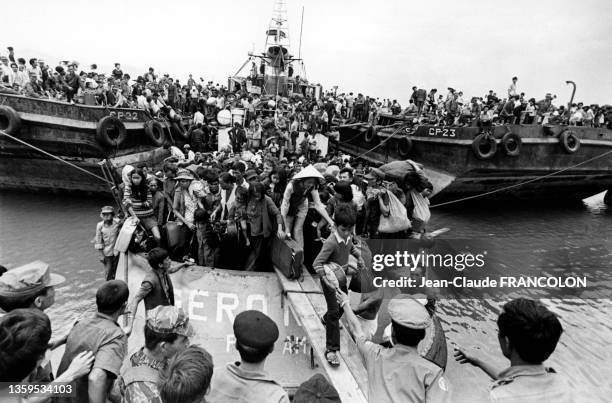 Foule de Vietnamiens sur des bateaux tentant de fuir la ville de Saïgon le 30 avril 1975, Vietnam