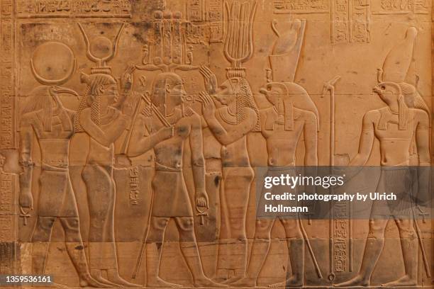 relief sculpture at kom ombo temple, aswan, egypt - aus dem alten ägypten stock-fotos und bilder