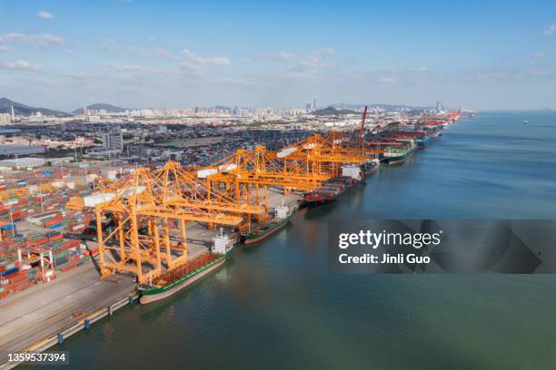 containerterminal unter blauem himmel und weißen wolken - stadtbezirk xiamen stock-fotos und bilder