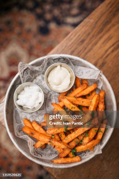 view from above of a plate with seasoned french fries and a dipping souse - mayonaise stockfoto's en -beelden